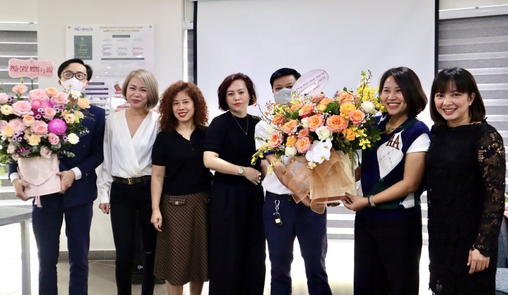 Chị em phụ nữ tại 9 phòng kinh doanh và khối văn phòng háo hức nhận hoa cùng những lời chúc mừng từ phái mạnh.