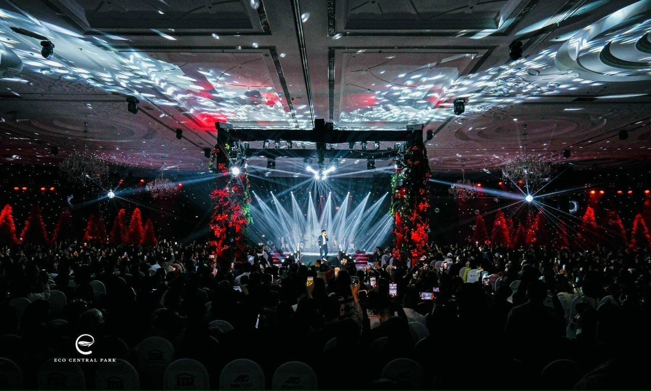 Đại tiệc Countdow lớn nhất thành Vinh: Sân khấu không khí Giáng sinh của sự kiện.